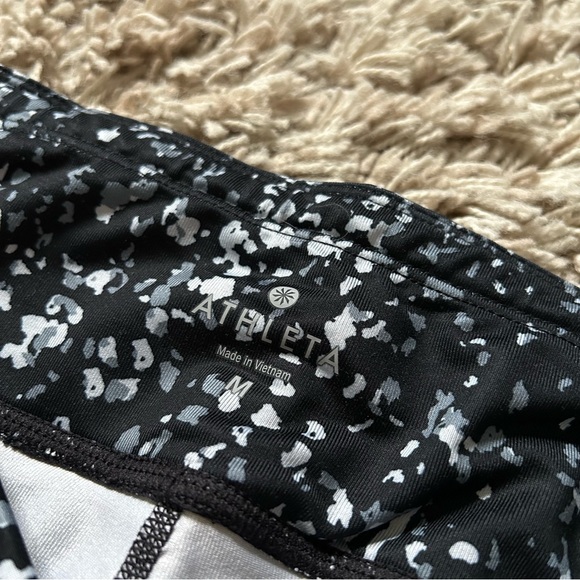 🩷ATHLETA MESH CAPRI PEBBLE BE FREE KICKER BLACK WHITE LEGGINGS SIZE MEDIUM - Picture 8 of 11